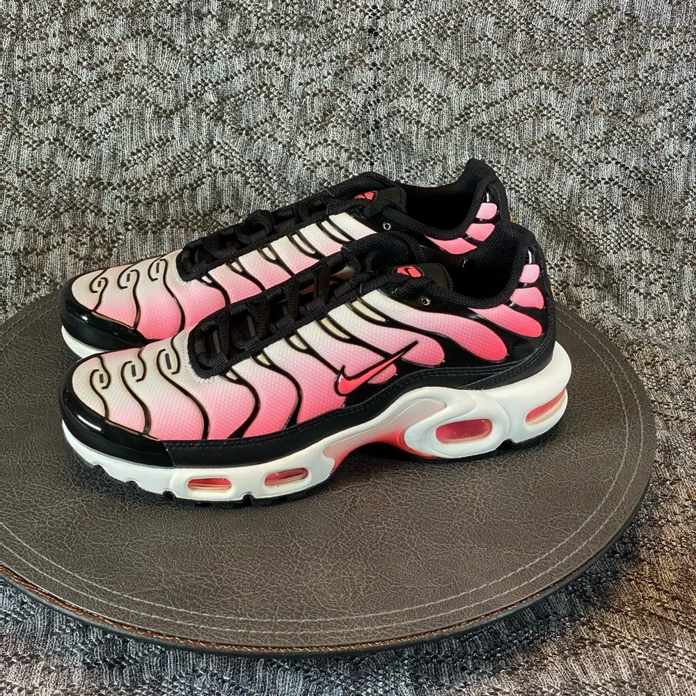 Nike Air Max Plus Sneaker Women's 9.5 - Picture 1 of 7